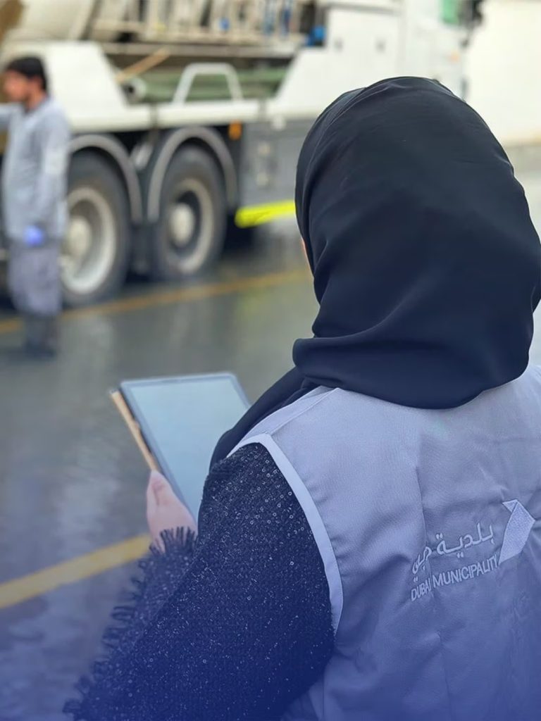 بلدية دبي: نتابع الموقف عن كثب وكافة الفرق تعمل على مدار الساعة لمعالجة آثار الحالة الجوية 1766080673 image