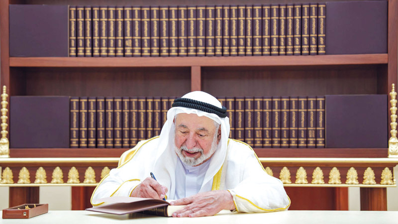 حاكم الشارقة يوقّع أول نسخة من المرحلة الأولى للموسوعة العربية الشاملة 1766105397 image