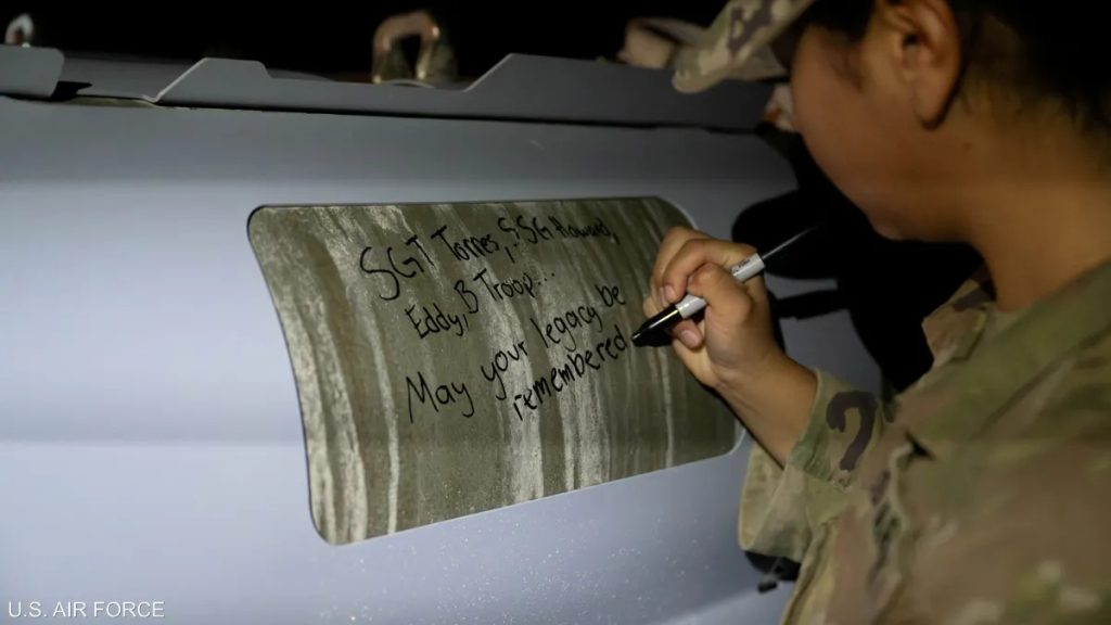 رسالة جندي أميركي على قذيفة قبل قصف مواقع “داعش” في سورية.. ماذا كتب؟ 1766234217 image