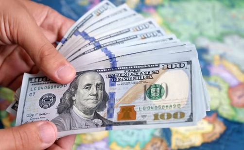 الدولار يتجه نحو أسوأ أداء سنوي له منذ 2003 1766545535 image