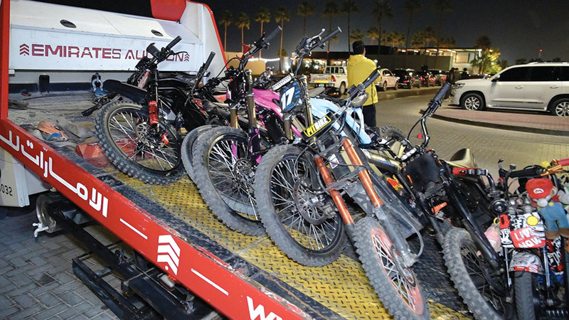 ضبط 90 شخصاً يقودون درّاجات كهربائية على المسارات الرياضية في «كايت بيتش» 1766882587 image