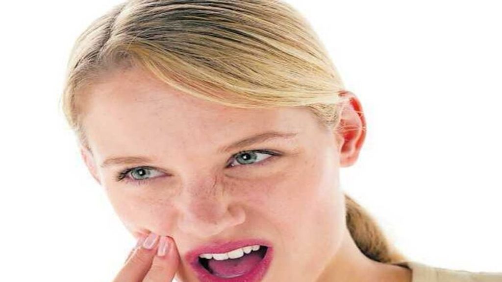 الوجع الشديد في الأسنان لكن الأزمة بالقلب.. أطباء يحذرون من هذه الحالة 1767022195 image