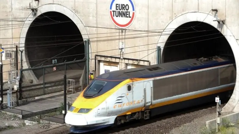 تعطل حركة السفر والقطارات عبر نفق القناة بين فرنسا وإنجلترا 1767124079 image