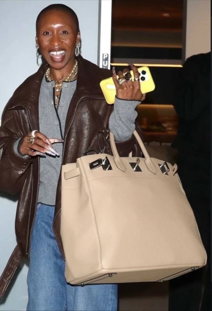 سينثيا إيريفو تخطف الأنظار بأضخم حقيبة بيركين – أخبار السعودية 2638074.webp