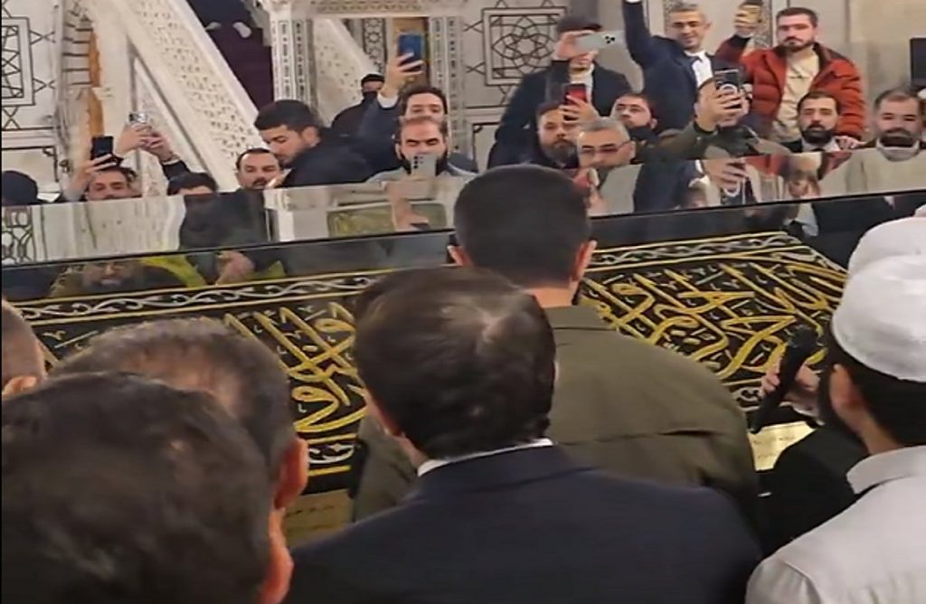 هدية من ولي العهد.. الرئيس السوري يضع قطعة من كسوة الكعبة في المسجد الأموي ajel2F2025 12 082Fsihghvtt2FUntitled