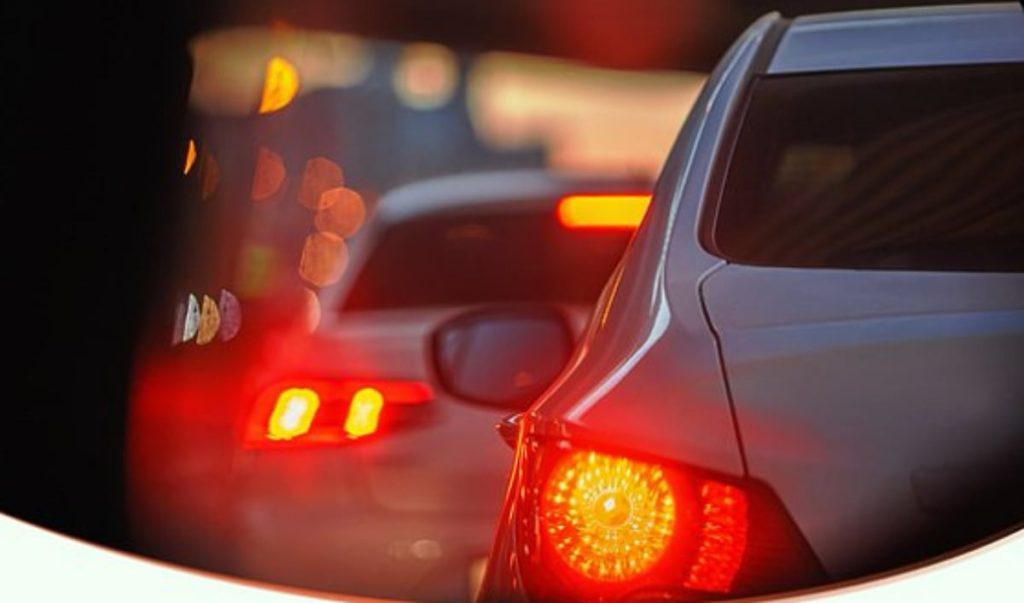 المرور يكشف الحالات التي تتطلب تخفيف السرعة أو إيقاف المركبة ajel2F2025 12 122Fh4l25aky2FD8BAD8BAD8BAD8BA