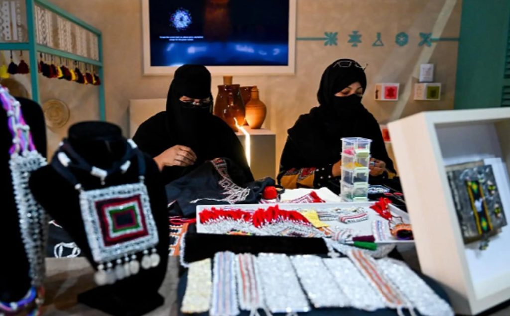 جناح الحرف اليدوية يستحضر الذاكرة في معرض جدة للكتاب 2025 ajel2F2025 12 132Faswu6a4a2FCapture