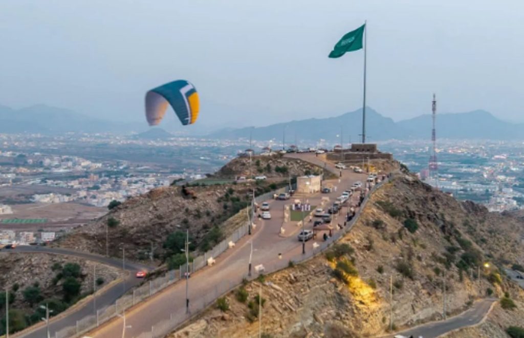 الطيران الشراعي في عسير.. رياضة تُحلّق بالسياحة وتوثّق جمال الطبيعة ajel2F2025 12 142F3rxylyd52FCapture