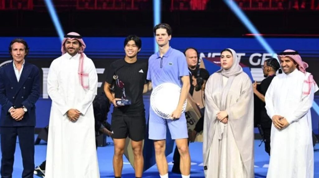 نائب وزير الرياضة يتوّج الأمريكي تيين بلقب بطولة الجيل القادم للتنس 2025 ajel2F2025 12 212Fzpm56iuz2FCapture