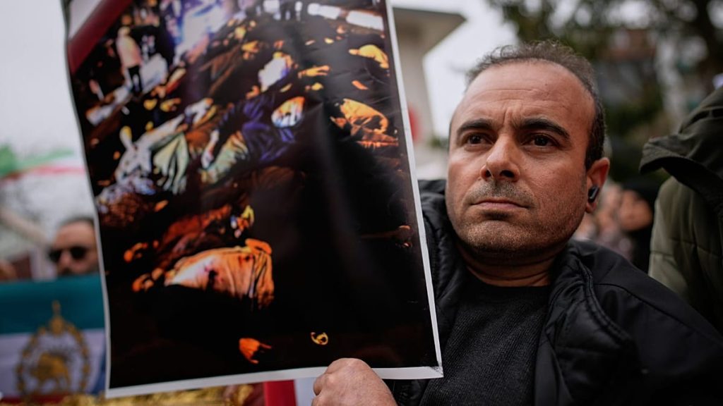 يقول شاهد عيان على الاحتجاجات في إيران: “يبدو الأمر كما لو أن الزومبي هاجمونا”. 1200x675 cmsv2 09b8a6ab 4378 5a43 a4d2 3349b5f07d03 9616761