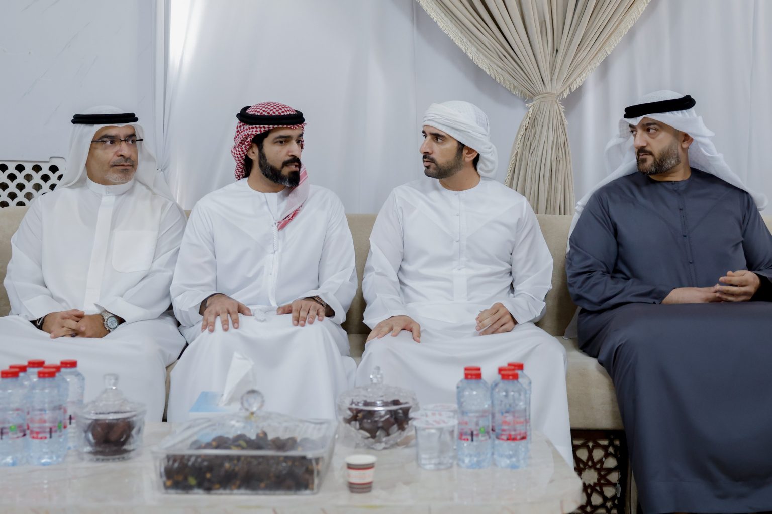 حمدان بن محمد يقدم واجب العزاء في وفاة عبدالغني حبيب آل رضا 1767438002 image