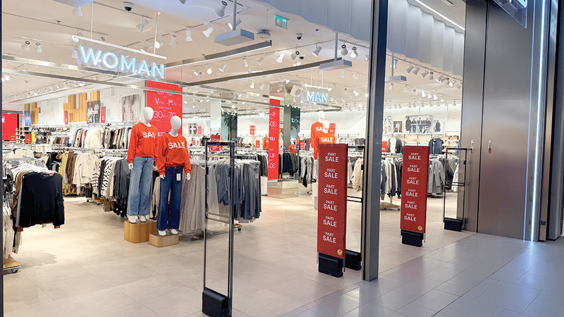 التصفيات وعروض «نهاية الموسم» ترفع المنافسة بين المتاجر والمنصات الإلكترونية 1767580933 image