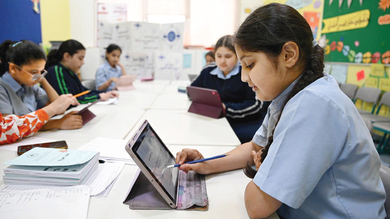 «تطبيقات ذكية» تدعم طلبة بـ «دروس مجانية».. ومعلمون: لا تغني عن التفاعل المباشر 1769054285 image