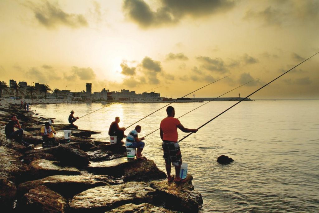 صياد تركي رمى صنارته في البحر فاصطاد جثة بكامل ملابسها 1769072656 image