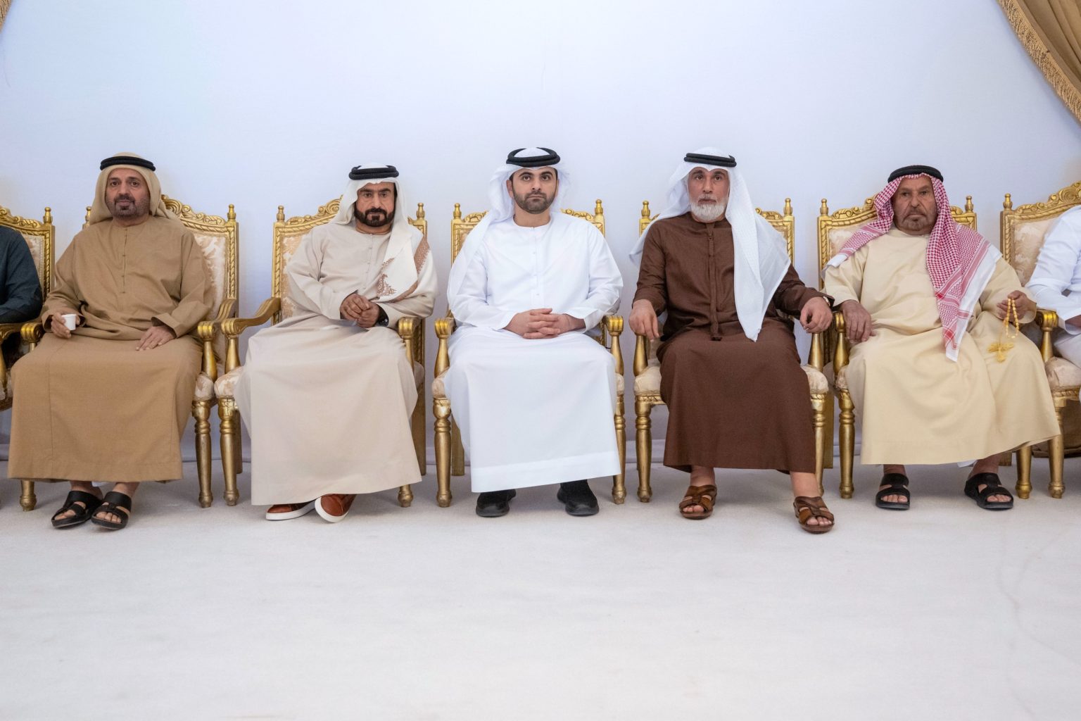 منصور بن محمد يقدّم واجب العزاء في وفاة محمد بن الشيخ جمعة المنصوري 1769080587 image