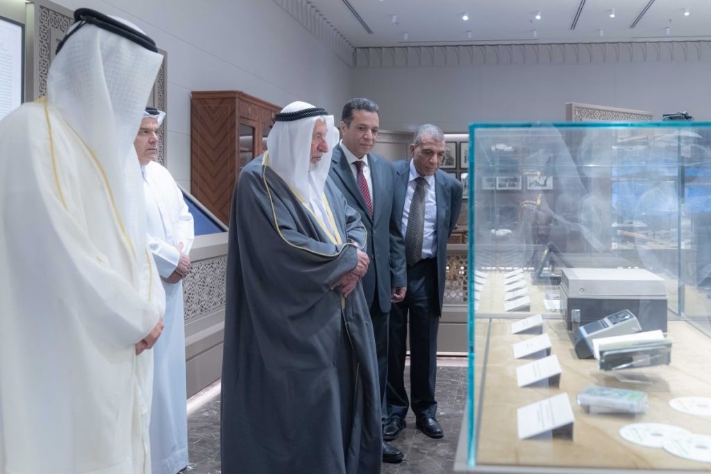 حاكم الشارقة يستقبل أبناء القارئ عبدالباسط عبدالصمد ويطلق التطبيق الإلكتروني “المعين” 1769083295 image