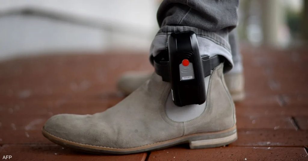 متهم ينزع سوار التتبع الإلكتروني ويعلقه على كلب ويفر 1769141687 image