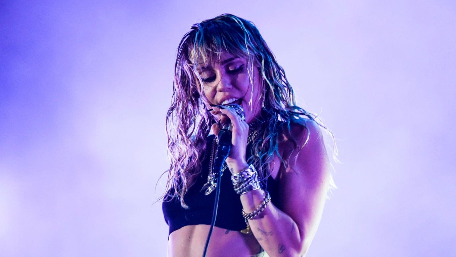 مايلي سايروس تحصل على أول نجاح لها على مخطط إذاعي واحد بفضل العائلة 1769351889 0x0