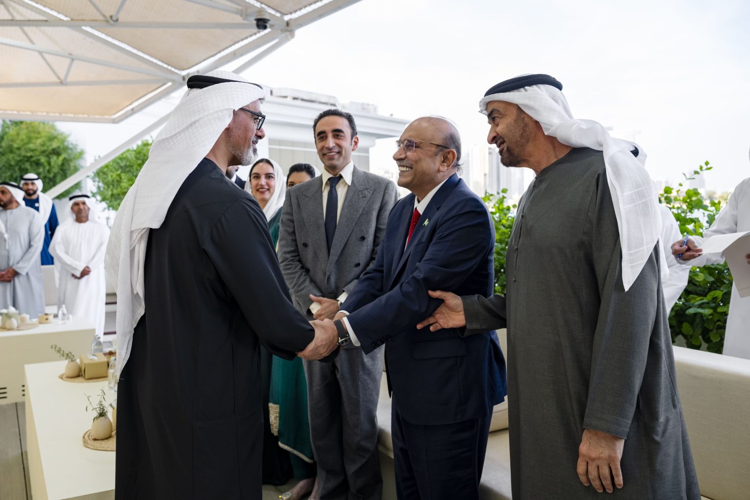 رئيس الدولة ورئيس باكستان يبحثان العلاقات الثنائية والتطورات الإقليمية 1769537326 image