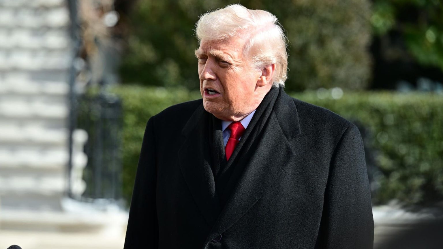 ترامب يحث إيران على “عقد اتفاق” بشأن الأسلحة النووية ويحذر من “أسطول ضخم يتجه نحوه” 1769612344 0x0