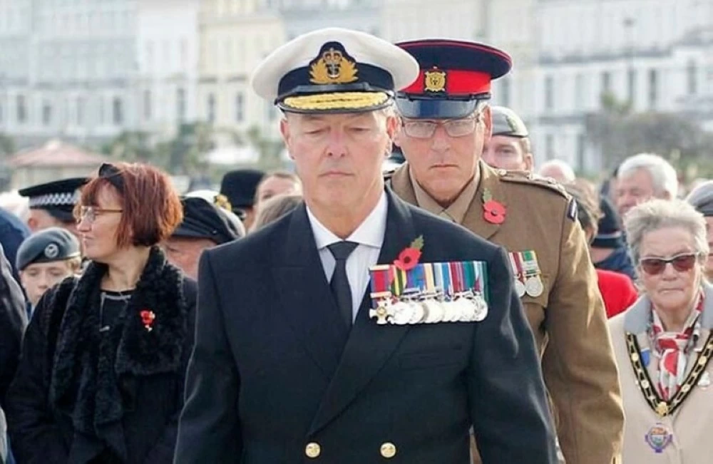 زيّ مزيّف وأوسمة وهمية.. بريطانيا تُعاقب منتحل صفة «أميرال البحرية الملكية» – أخبار السعودية 2642359.webp