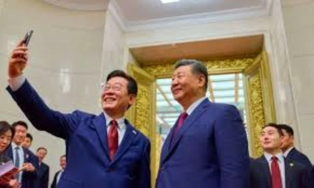 «سيلفي» تاريخي بين الزعيمين.. ميونغ يلتقط صورة مع شي جين بينغ بهاتف مثير للجدل – أخبار السعودية 2642371.webp