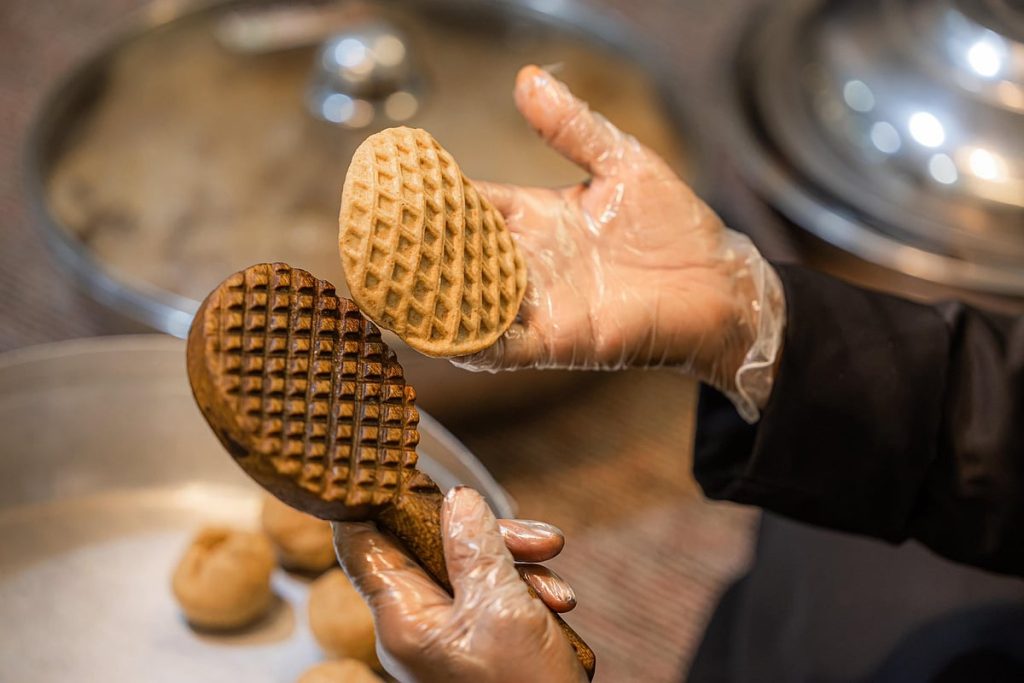 «أم أحمد» تكشف لـ«عاجل» مراحل إعداد الكليجا في مهرجانها التراثي ajel2F2026 01 112Fs5ikd26r2Fimage2