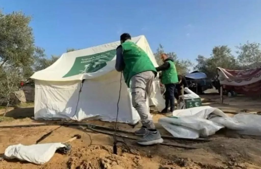 مركز الملك سلمان للإغاثة يلبي النداء الإنساني لعائلة نازحة وسط قطاع غزة ajel2F2026 01 222Fxk8y97rs2F2eb140f3 da0a 47c1 b1de 56f3da2b29d7