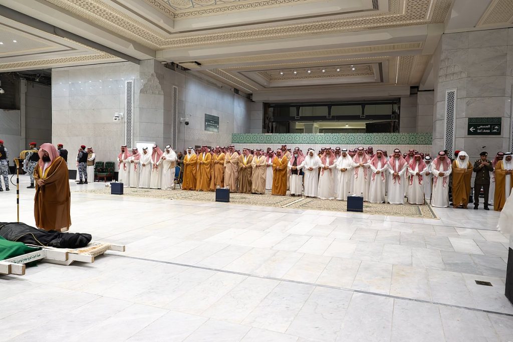 نائب أمير مكة المكرمة يؤدي صلاة الميت على الأمير فيصل بن تركي ajel2F2026 01 222Fz9xv8wrt2FGSAD7tWMAEQ mx