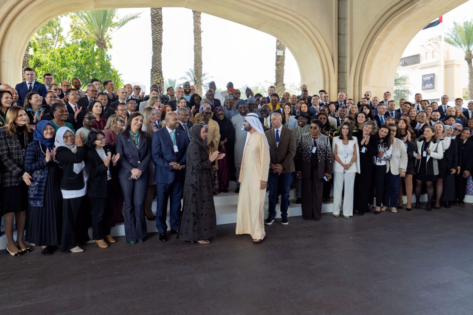 محمد بن راشد يشهد تخريج 377 منتسبا من 17 برنامجا لتأهيل القيادات الحكومية من 45 دولة 1770065072 image