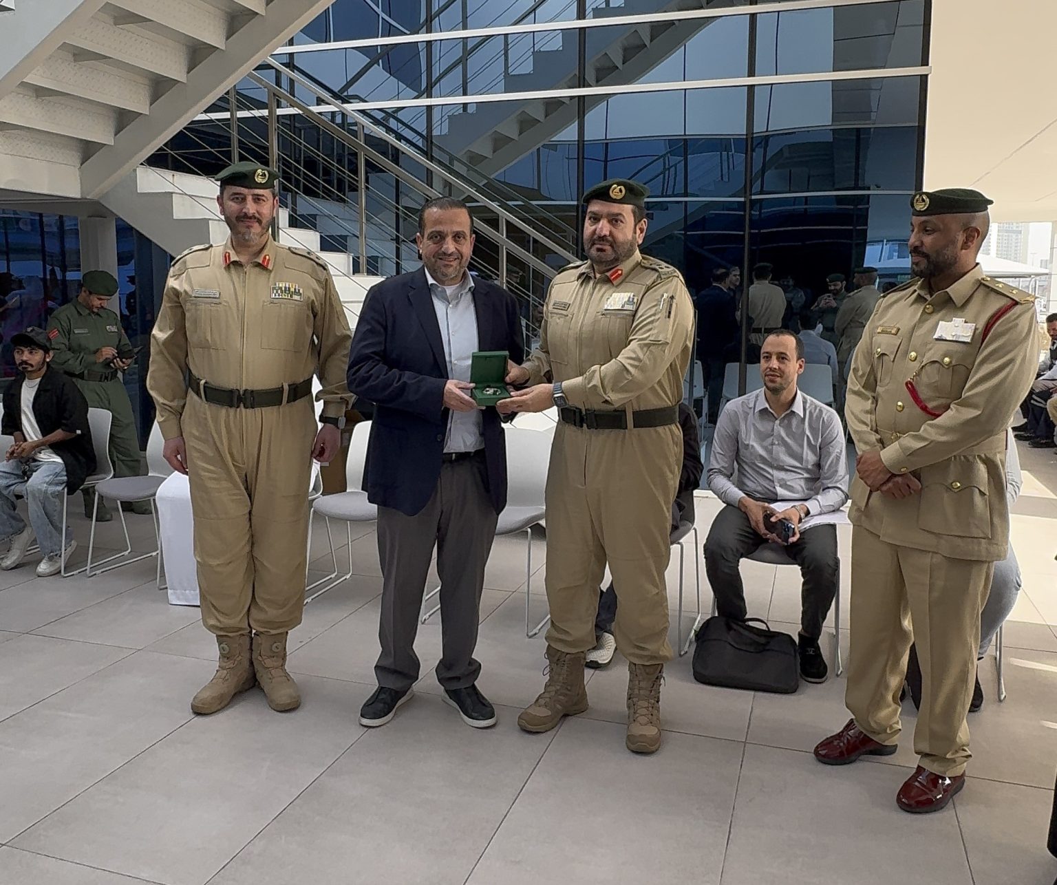 مركز شرطة بر دبي يُكرم مُقيماً أردنياً سلم 200 ألف درهم عثر عليها في موقف عام 1770128188 image