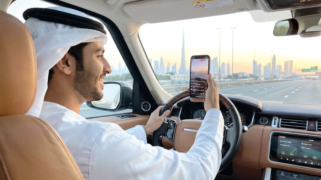 مغامرون يطاردون «الترند» بـ «لايفات» على الطرق السريعة 1771101973 image