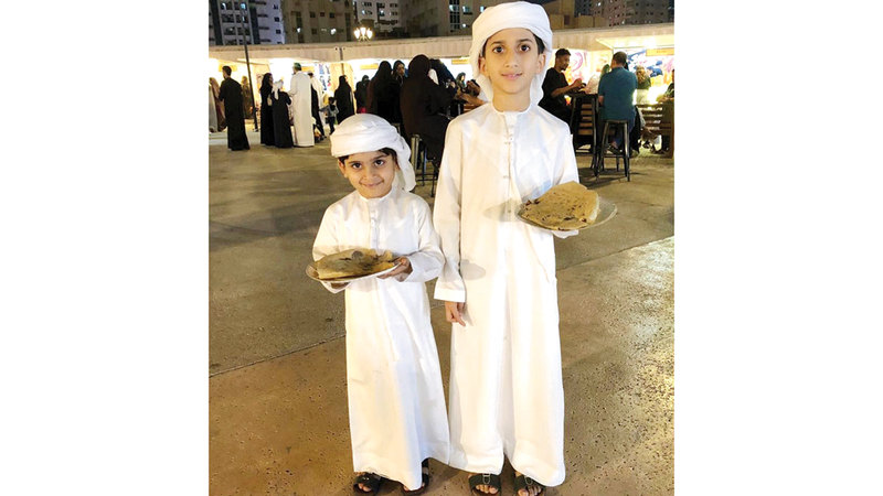 أطفال «الأيام التراثية» يوزعون خبز الرقاق والبهجة 1771121054 image