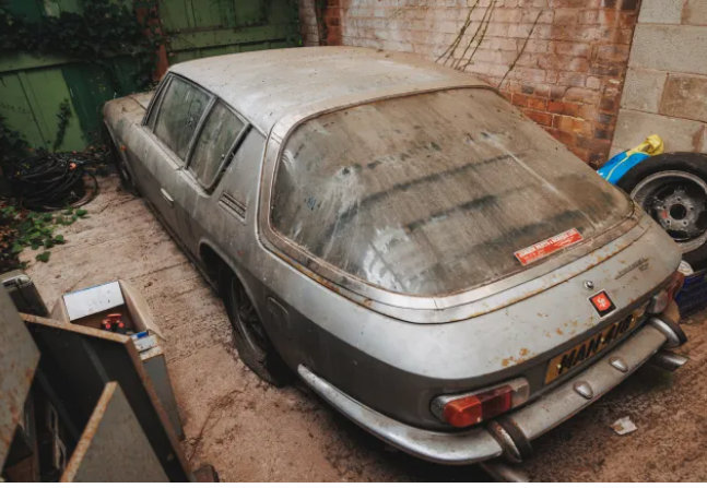 امرأة تعثر على سيارة نادرة في كراج العائلة محفوظة منذ ثلاثين عاماً 1771217404 image