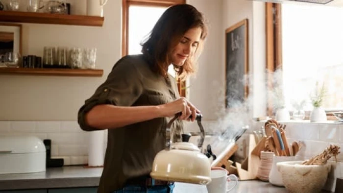 هل الماء الساخن ينقص الوزن ويعالج التهاب الحلق؟.. أدلة علمية جديدة تحسم الأمر! 20260213070022.webp