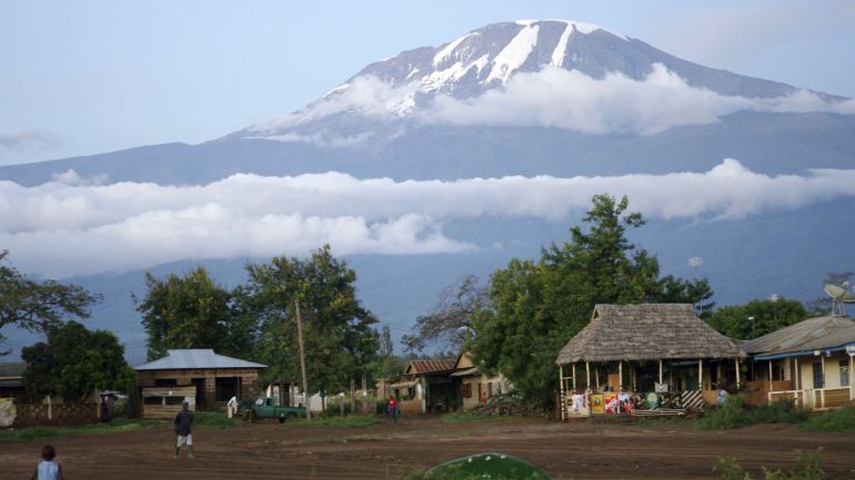 مقدسيون يرفعون علم فلسطين على قمة "أوهورو" بتنزانيا 2 جبل كيليمانجارو تنزانيا
