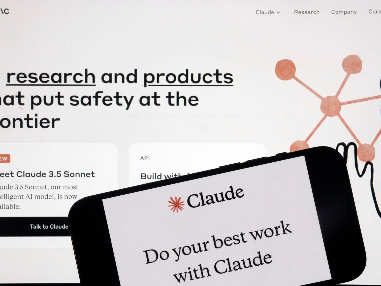 آنثروبيك تتهم شركات صينية باستغلال “كلود” في تدريب نماذجها للذكاء الاصطناعي AP24212475256977 1771924227