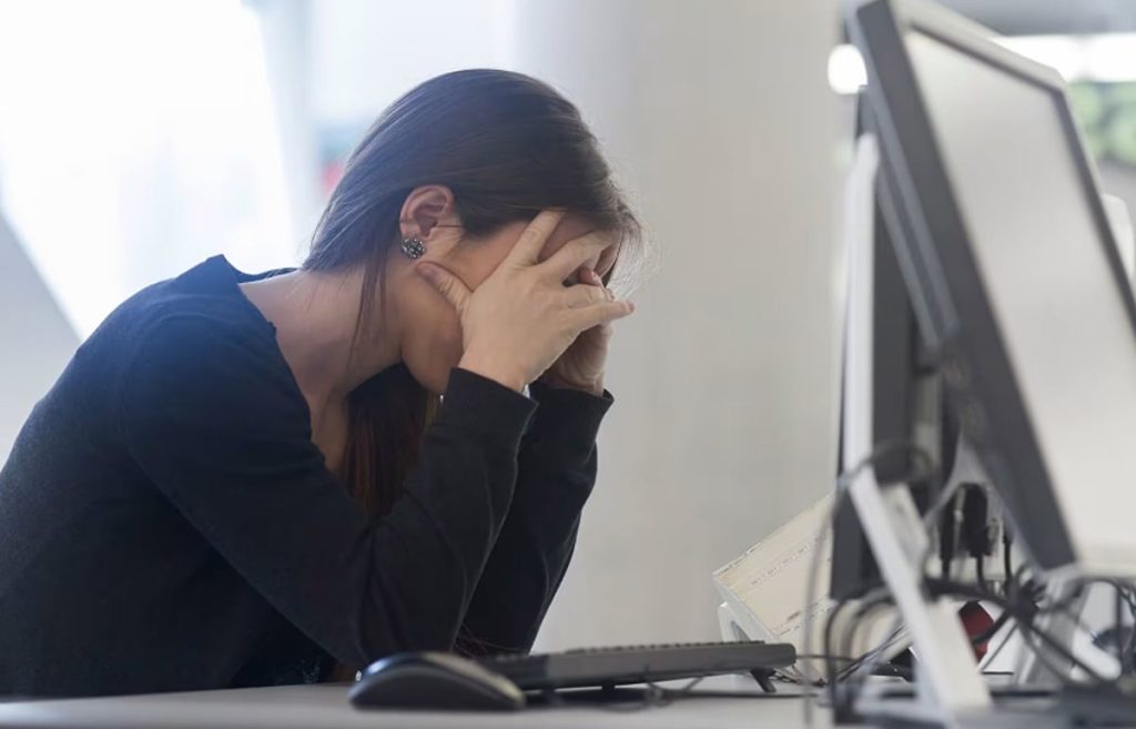 أخصائية: 4 أعراض لنوبات الهلع ajel2F2026 02 142Fegmc874f2F66666667777