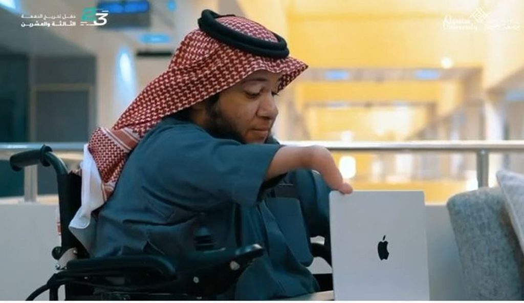 أحد النماذج المميزة لخريجي الدفعة الـ 23 من جامعة القصيم.. ولد بنقص في الأعضاء وبتر للطرفين السفليين ajel2F2026 02 142Fzdv905s92FCapture