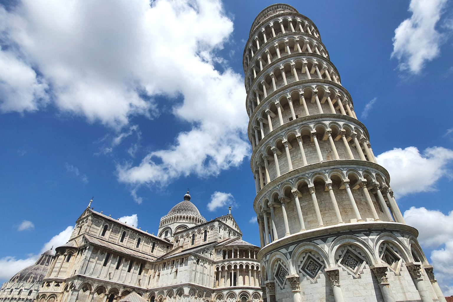 من ألمانيا إلى سويسرا.. أبراج مائلة تتحدى برج بيزا الشهير fgjhy7g 1770542798