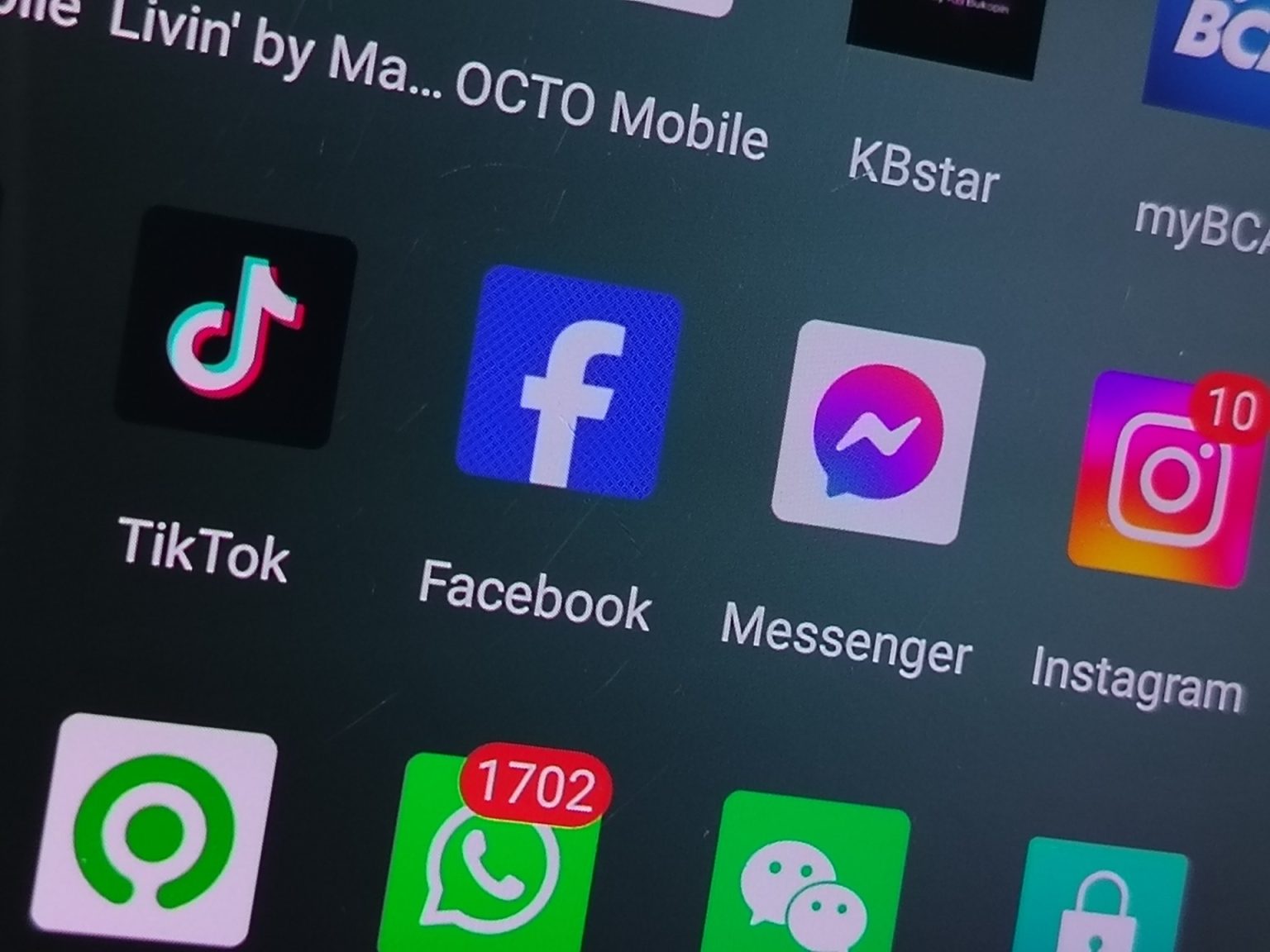 نسخة منك بعد الموت.. ماذا تكشف براءة اختراع ميتا عن مستقبل الهوية الرقمية؟ shutterstock 2668393297 1771404099