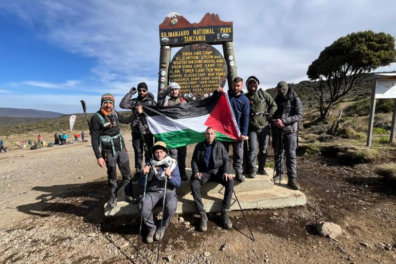 مقدسيون يرفعون علم فلسطين على قمة "أوهورو" بتنزانيا 1 العباسي: إنجازنا الأكبر كان قدرتنا على التحدي والإصرار على الوصول من أجل رفع العلم الفلسطيني.