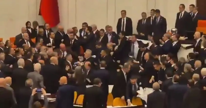 بالفيديو: شجار داخل البرلمان التركي في محاولة لمنع وزير العدل الجديد من أداء اليمين الدستورية 20260212081341.webp